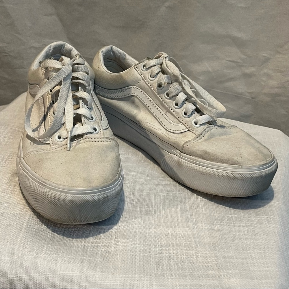 Vans White Skate Shoes Women’s Size 9.